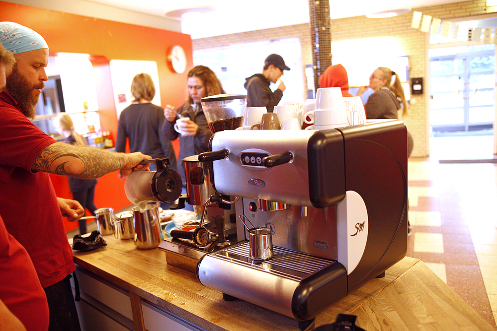 Das Bistro in der Pausenhalle des BZBS, im Vordergrund eine professionelle Espressomaschine an der gerade ein Kaffeespezialität zubereitet wird.